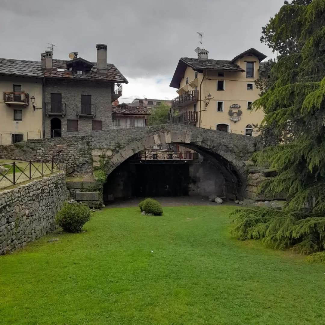 Appartement Il Mughetto à Aoste Extérieur photo
